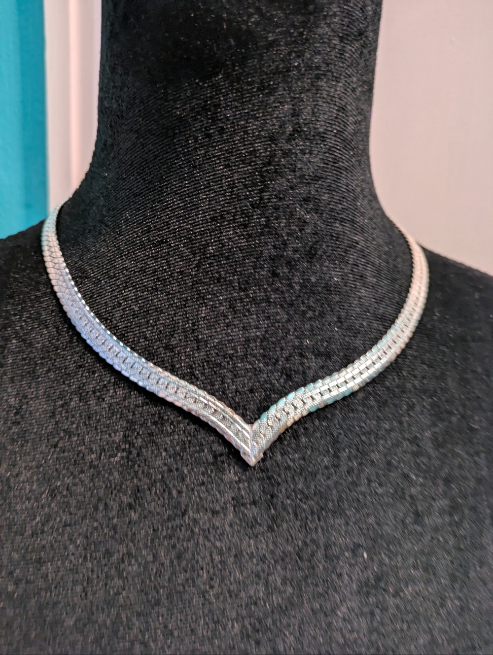 Stunnin v-shaped statement necklace